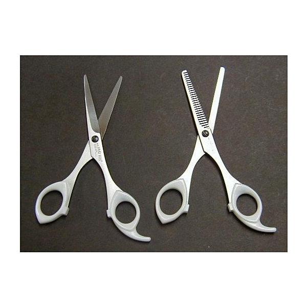 最新式設備で、プロ向け最先端シザーを数多く製造している一流メーカー品です。切れ味もよく使い易い、一般家庭向の良心的な商品です。■全長155mm　刃渡り55m スキ鋏スキ率約28〜30％
