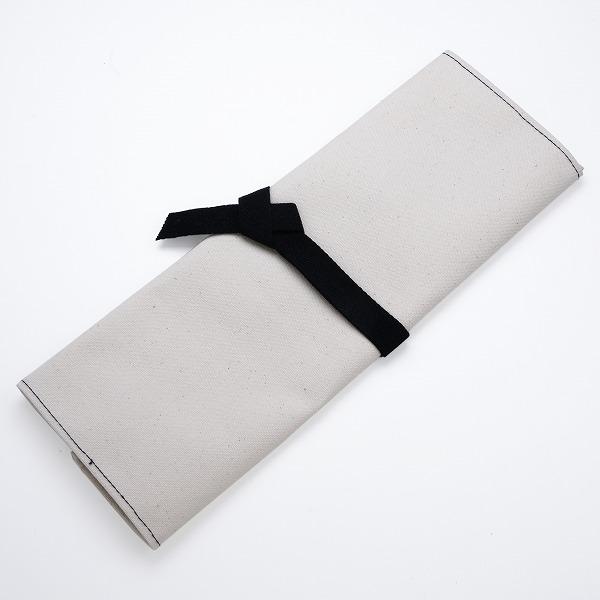 製品仕様■サイズ：包丁収納時 約140mm×約360mm■材質：帆布■備考：刃300mmまでの麺切包丁が収納可能■注意：※当商品はお求め頂きやすい価格でご提供しております。細部における縫製の仕上げにこだわられる方の購入はご遠慮くださいませ。...