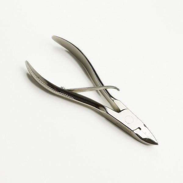 製品仕様 ■サイズ：全長 約120mm 高さ 約11mm ■刃渡り：約16mm 刃開口 約34mm ■重量  ：約60g ■材質  ：高炭素鋼 ■刃形  ：直刃 ■仕上げ：クロムメッキ仕上げ ■製造  ：日本製 ■特徴 表面は美しいクロムメ...