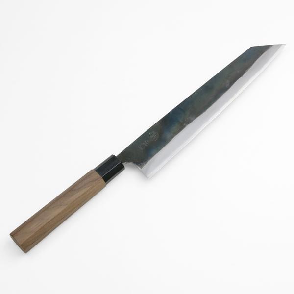 製品仕様■サイズ：全長約405mm刃部 刃渡り約240mm 刃幅約47mm(刃元) 刃厚約4mm柄部 長さ約150mm 幅約25mm(最大) 厚み約21mm■重量：約195g■材質：刃部 切刃 青紙1号、地金 軟鉄柄部 クルミ柄口輪 プラス...