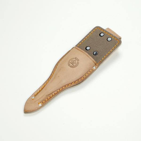 製品仕様■サイズ：約223mm×約68mm×約40mm■重量：約47g■適応サイズ：180〜220mmの芽切鋏■材質：ケース表面 牛皮■製造：日本製■特徴:日本製の丈夫な皮ケースです。ベルト通しが付いているので、携帯に便利。■注意：造園業者...