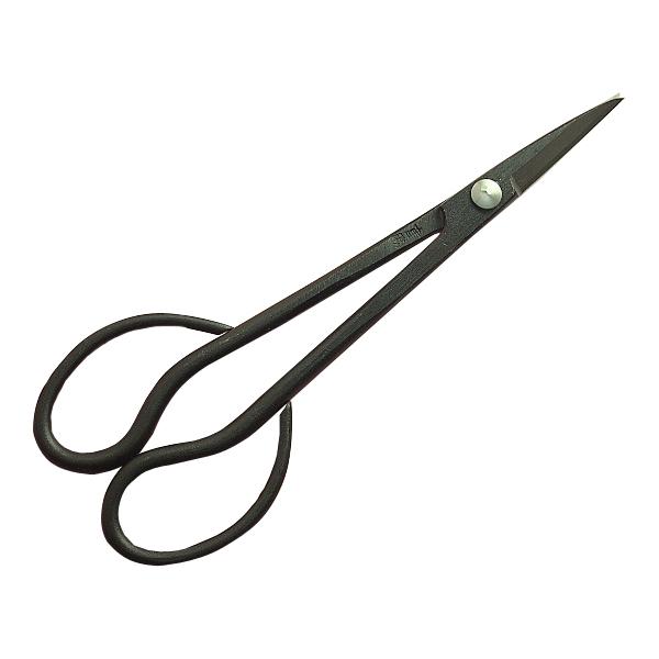 製品仕様■サイズ：全長180mm　刃部 刃渡り50mm 刃幅10mm 刃厚4mm　柄部 長さ120mm 厚み4.5mm■重量：88g■材質：刃物用炭素鋼■カシメ：カシメ式■特徴：品質にこだわる日本メーカーによる、大変丁寧な造りの本格さつき鋏です。