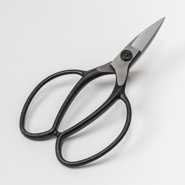 製品仕様■サイズ：全長210mm刃身 刃渡り70mm 切刃55mm 幅17mm 刃厚4.5mm柄部 長さ105mm■重量：255g■材質：刃物用炭素鋼■カシメ：ネジ止