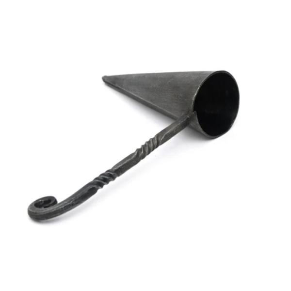 ベルの高さ：7.5cm　直径：3cm　全体：11cm生産国：インド 素材：鉄金属キャンドルスナッファーは、キャンドルの火を安全かつ効果的に消すための道具です。ベル型のカップを炎の上からかぶせることで火を消します。アイアン製で耐久性があり、消...