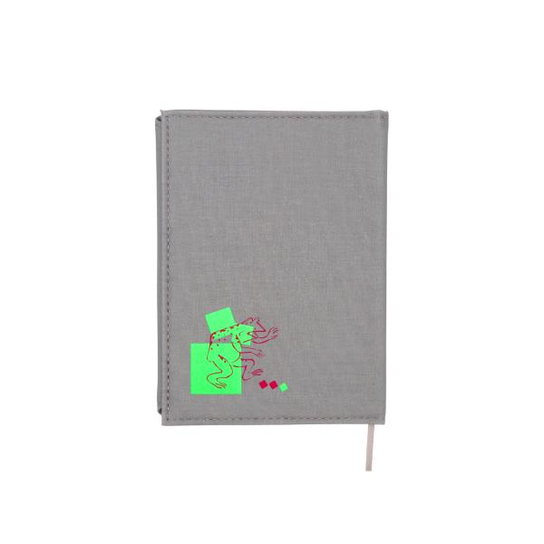 ビビッと！くるデザイン文具で日常にアクセントを！おしゃれな鳥獣戯画モチーフのステーショナリーシリーズ。グレーの色味にワンポイントが映える。文庫本サイズ