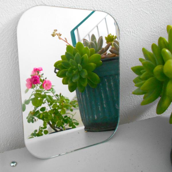 ガラスミラー（注）画像は撮影用にくもり加工を施しております。平面鏡の為用途は色々　●両面テープで取り付けが簡単。●トラックの補助ミラー交換用（画像5枚目yh536等対応）として。ミラーサイズ：角167mm×132mm鏡：平面鏡材質：ガラス