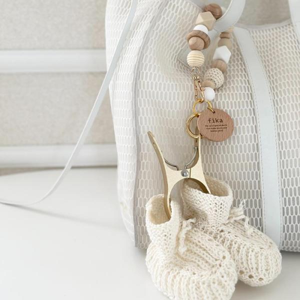 fika  シューズクリップ赤ちゃんとのお出かけにとっても便利なシューズクリップが、大きくリニューアル！！お子様の大切な靴を、なくさないようにワンアクションで保管します。ベビーシューズを使う前から、帽子やタオル、上着を挟むことができ、長くお...