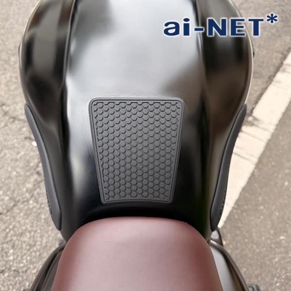 | 商品詳細商品名：汎用 タンクパッドメーカー：アイネットカラー：ブラックサイズ：10.5cm×12cmJAN：4573125838668｜おすすめポイント汎用 タンクパッドは自己粘着性で耐久性のあるラバー製タンクパッドで、ジッパーの擦り傷...