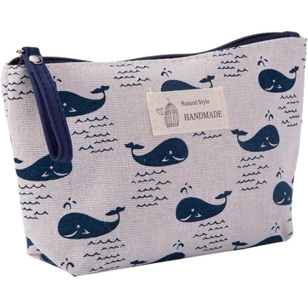 バリエーションコード : 2B22V6XPFS「大容量＆確認しやすい」大きなメイクポーチは中身が確認しにくいことがありますが、本商品はがばっと入り口を開くことができるため視認性抜群。中身が一目瞭然です。「定番の台形型」定番の台形型で使いやす...