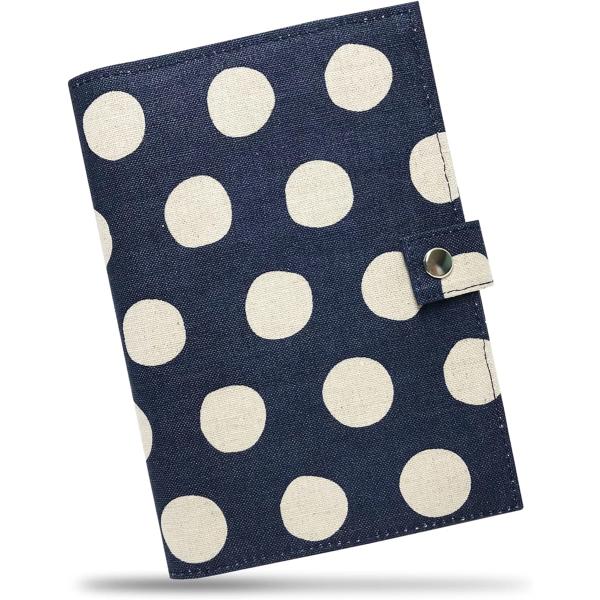 バリエーションコード : 2B2H50IOWJ・素材構成: 100% 綿・「通院時の必需品」病院に行く際、「あとは財布だけあれば大丈夫。」というくらいまとめて管理ができるお薬手帳入れです。お薬手帳はもちろん、診察券など様々なカード類が入るよ...