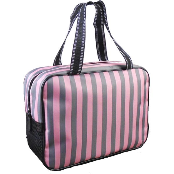 バリエーションコード : 2B2TIOCQJD「大容量の収納」マチが10cmと広いため、シャンプーなどのボトルはもちろんハンドタオルや石鹸などもどんどん入れられる。洗面用具、化粧品などのバス用品をたっぷり入れる大きさです。「便利なチャック式...