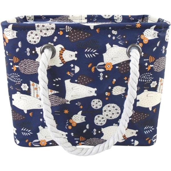 バリエーションコード : 2B2TIKFYOU「大容量の収納」マチが17cmと広いため、シャンプーなどのボトルを横置きすることなく縦ですっぽり入れることができます。天面が開けているので背の高いボトルでもどんどん入れられる。「太目の持ち手」持...