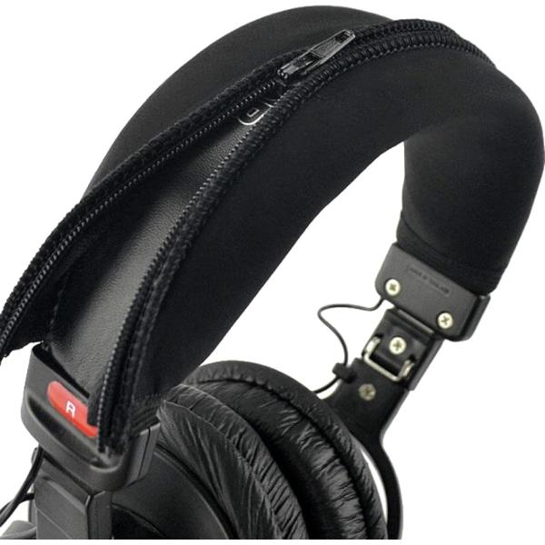 「巻くだけのジッパー式」 取付取り外しは巻きつけるだけ。あとはジッパーの開け閉めで、ほとんどのヘッドホンに取り付けられ汎用性があります。伸縮性のある素材なので取り付けやすく、装着は約10秒とかからず簡単でストレスがかかりません。「洗える素材...