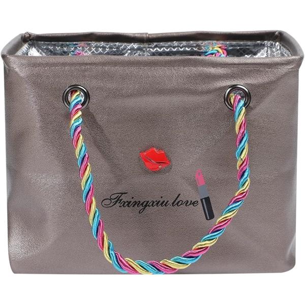 バリエーションコード : 2B4I84L5NYシャンプーやタオルの持ち運びにお使い頂けるスパバッグです。底面はメッシュ生地ですので通気性も良くなっております。高さのあるバッグですのでボディソープや洗顔料など大きなボトルでも持ち運びができます...