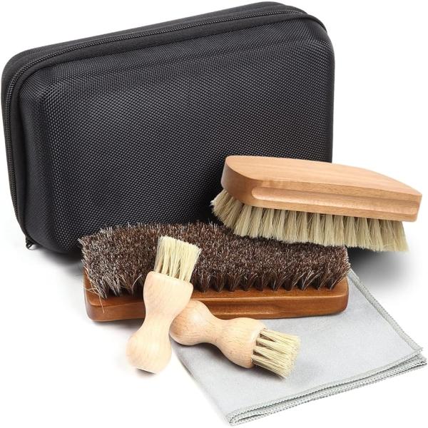 ・シューケアブラシ セットです。日々のシューズケアにご使用になれます。靴磨きを始める時に押さえておきたいブラシをセットにして収納ケースに入れました・埃落としから艶出しまで靴みがきに必要なブラシが揃ったお得なセットです。靴クリームやリムーバー...