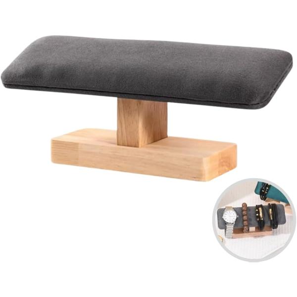 バリエーションコード : 2B93F2FT1F「上品な腕時計用スタンド」上品な雰囲気を漂わせるスエードと木製素材を採用した腕時計スタンド。時計の高級感を引き立たせる控えめなデザイン。コレクションの陳列はもちろん、ショップの展示用ツールとして...