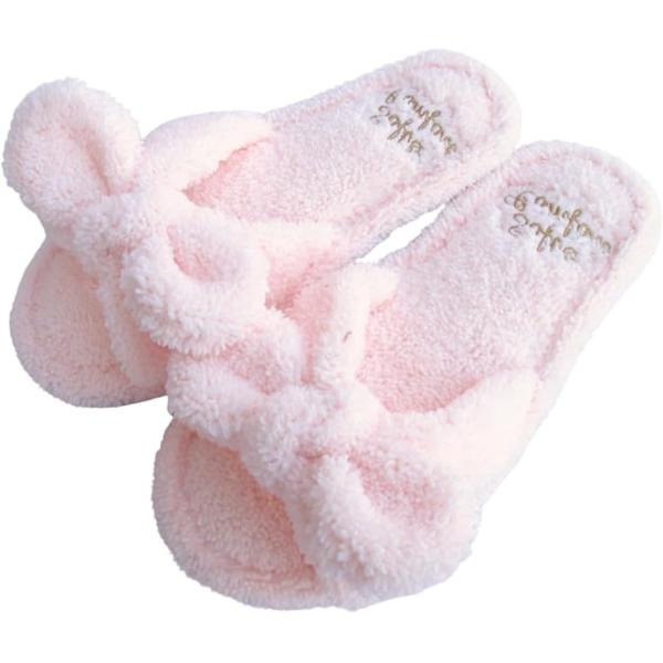 バリエーションコード : 2B9481WSSP「ふわふわリボンで、足元から愛を込めて」部屋の中もファッションを楽しむあなたに。柔らかなタオル地が肌に優しく触れる、フワフワで可愛いリボンがアクセントのスリッパ。ゴールドの刺繍がオシャレ度をアッ...