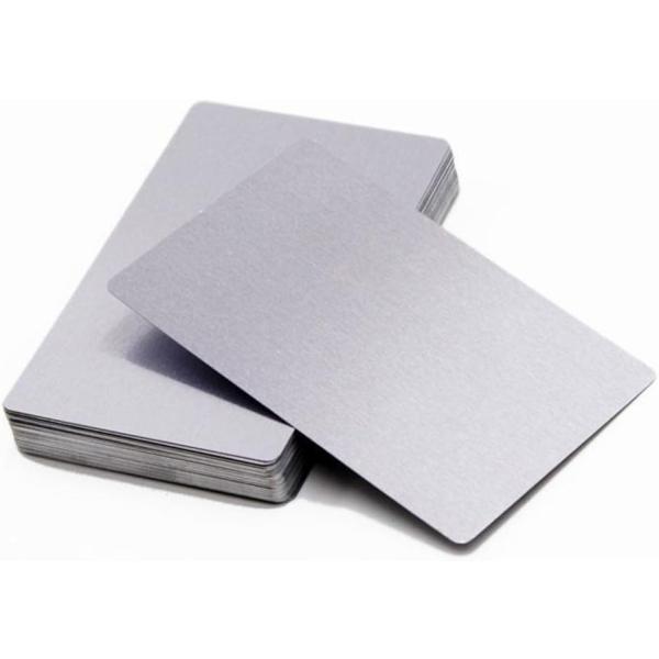 バリエーションコード : 2B959OIPPQ「印象的な金属製名刺カード」高級感のある名刺や会員証などを作りたい場合に活用できる名刺カード。ビジネスのプロフィールを一層引き立て、目を引きますので、個性的な名刺カードとして最適です。カラーはマ...