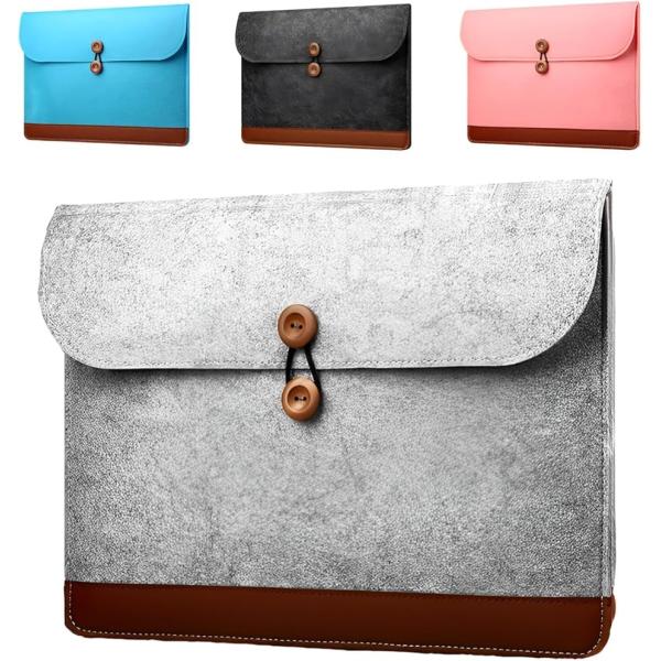 バリエーションコード : 2B95R39KC6「ウールフェルト素材」厚さ2mmの丈夫なフェルト生地を使用しているので、大切なノートPCやタブレットを衝撃から守ります。ちょっとした移動の際はもちろんの事、インナーバッグとしての活用にもおすすめ...