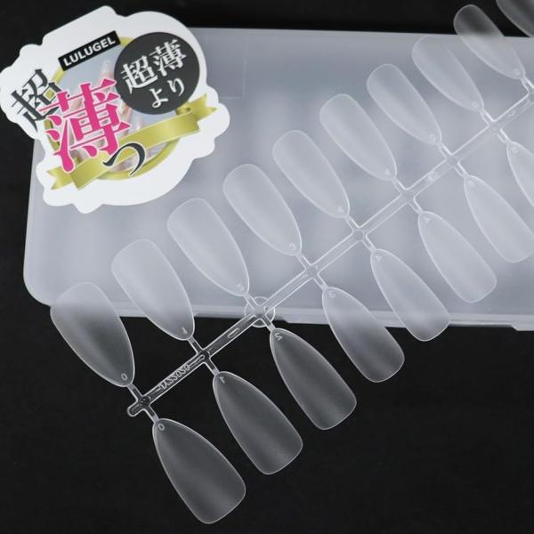 「ポイント型で指先美人に」 シャープでエッジの効いたフォルムが特徴のネイルチップ。ギャル系や大人っぽい印象にも「根元極薄＆段差なし」 自然な仕上がりとフィット感。初心者でも違和感なく使えます。「サンディング加工済み」 下処理不要ですぐに使え...