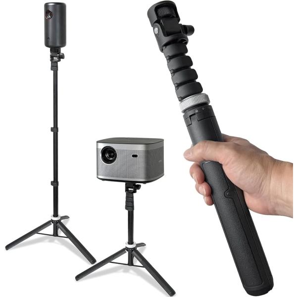 「軽量で持ち運び収納に特化」プロジェクター スタンドは378gと軽量なのにも関わらず堅固な構造で安定感があり、取り付けも簡単です。移動が簡単にできるため、会議室やリビングルーム、学習空間などさまざまな場所で活用できます。「角度・高さ調整で天...