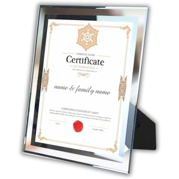 「美しさを際立てる、高品質ガラス」光沢感のある透明クリスタルガラスを使用したフォトフレームは、シルバーの縁取りが高級感を演出。シンプルながらも目を引くデザインで、どんな賞状や写真も美しく引き立てます。リビングや寝室、オフィスのどこにでも馴染...