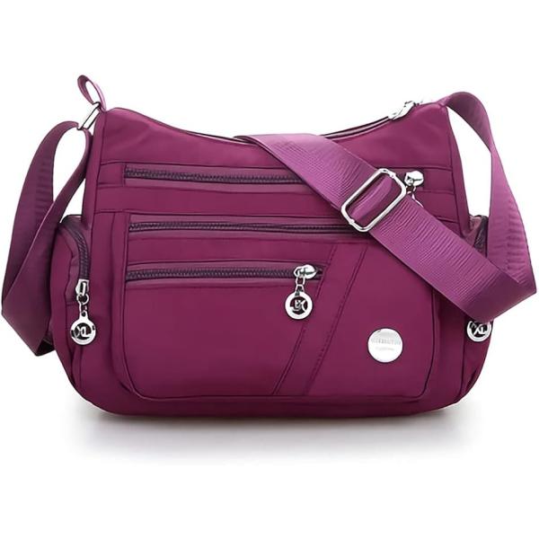 バリエーションコード : 2B9JTNW8WG無地で使いやすいデザインのショルダーバッグ普段使いから通勤、通学、旅行など幅広いシーンでご利用頂けます「サイズ」幅27cmx高さ20cmxマチ10cm 重さ約270グラム「カラー」ブラック/パー...