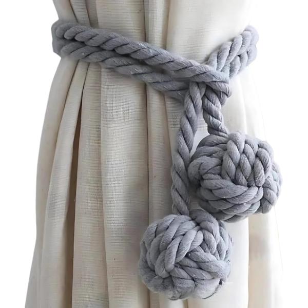 バリエーションコード : 2B9J3FG0T3「簡単取り付けのカーテンタッセル」二つのボール状紐が付いているので、ロープを通すだけで簡単にカーテンを束ねられる便利なタッセル。スタイリッシュなデザイン。「上質な綿麻素材」耐久性と柔軟性を兼ね備...