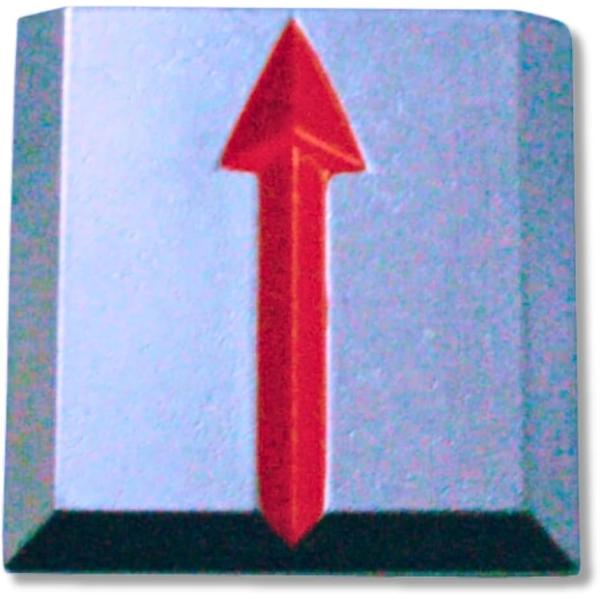 耐久性に優れたアルミ合金製の境界標識 プレートです。敷地の境界に矢印を合わせて設置してください。コンクリート杭・プラスチック杭の埋設ができない場所に、専用接着剤で固定してご使用ください。