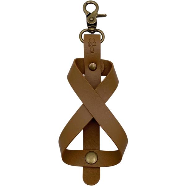 バリエーションコード : 2B9Q90GW0Gかんたん装着。けん玉の携帯に便利なけん玉ホルダーです。カラビナ付きなのでバッグやベルトループに装着して持ち運びが可能です。＊けん玉本体は別売りですのでご注意ください。けん玉がピッタリフィットする...