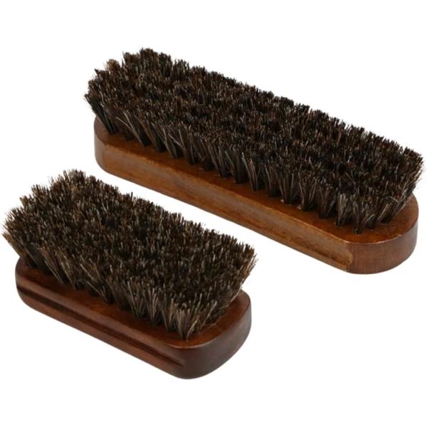 やわらかい馬毛で出来たブラシの2個セットです。革の表面のホコリや汚れを優しく取り除き、しっとりとした艶を与えます。お洋服のほこりや花粉落としにも使える。ウールやデリケートな生地の衣類を優しくブラッシングすることで、ほこりや毛玉を取り除き衣類...