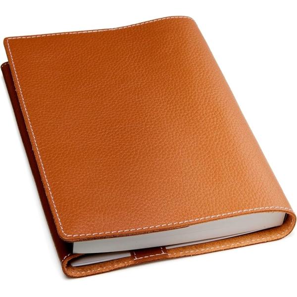 バリエーションコード : 2B9W5TOC0N「四六判サイズの本革ブックカバー」レザーソムリエ監修の贅沢な手触りと高級感。シュリンクレザーがしっとりと手に馴染み、使うほどに愛着が増します。お気に入りの本を格上げするブックカバーで、至福の読書...
