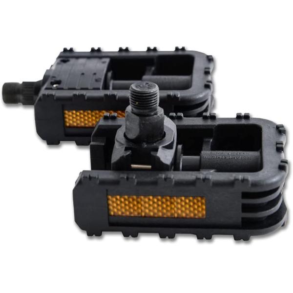 幅広タイプで疲れない折りたたみ式ペダルです。安心感が違います。輪行時もフレームにキズが付きにくい樹脂タイプ。反射板＆滑り止め形状で快適なサイクリングを＊ペダルを外から内へ押すとロックが外れどちら側にも折り畳むことが出来ます。自宅や駐輪場のス...