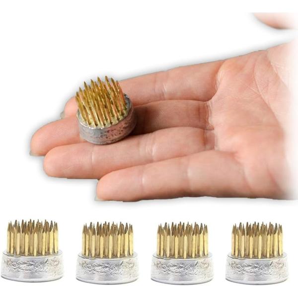 バリエーションコード : 2BJFX0XD8J・生け花はもちろん、フラワーアレンジメントにも。直径約2.3cm、ミニサイズの剣山です。一輪挿しにもどうぞ。・重みのある剣山は、花瓶や花器の中でも安定性あり。茎をしっかり支えます。お花を一輪だけ...