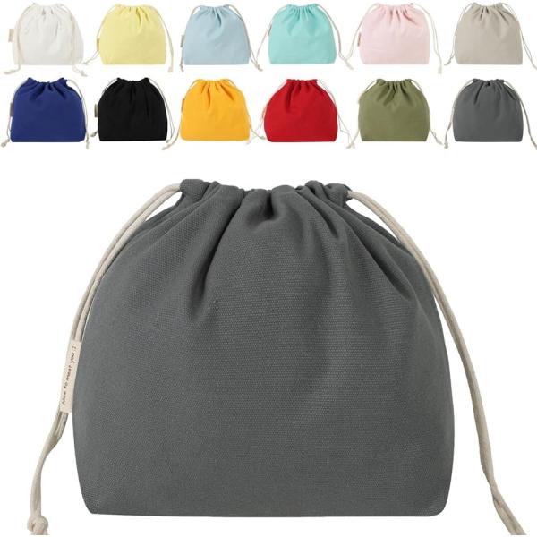 バリエーションコード : 2BJHLPNUL5「キャンバス地の巾着袋」 シンプルなデザインだからこそ、人とはちょっと違うこだわりを詰め込んだ巾着袋。18色の和風カラーバリエーションと厚みのあるキャンバス地(帆布)がお洒落かわいいポイントです...