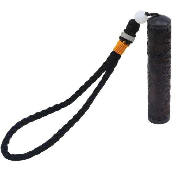 「商品」薬さじ付きの塗香入れです。手のひらにすっぽり収まる、コンパクトなサイズ感とストラップが付いた塗香入れは、持ち運びにも便利です。薬さじが付いているため、外出先でも簡単に中身を取り出せます。塗香は、直接身体に塗るお香で、線香や通常のお香...