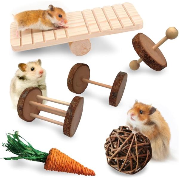 小動物おもちゃセットは、ハムスター、インコ、ウサギなどの愛好者におススメ。玩具はナチュラル素材を使用した6点セット。シーソー、ボール、ダンベル、ローラー、一輪車、かじり木はストレスや運動不足解消にピッタリ。ウッドおもちゃはゲージの好きな場所...