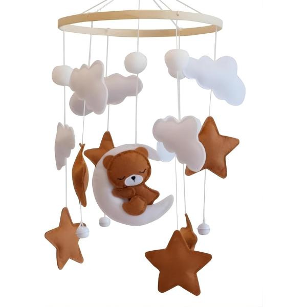 くるくると回る愛らしい姿に思わず夢中になり、穏やかな時間が生まれることで、ママの心にもゆとりをもたらします。寝かしつけの心強い相棒となるベッドメリーです。ひとつひとつ丁寧に作られたフェルト素材のクマたちが、ゆらゆらと優しく揺れます。天然素材...