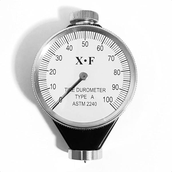 「注意事項」本製品のゼロ調整は外周リング（ベゼル）を回して行います。上部のネジは工場での内部調整用であり、ユーザーが操作する必要はありません。「A型ショア硬度専用モデル」一般ゴム・合成ゴム・軟質ゴム・皮革・軟質プラスチック・蝋（ワックス）な...