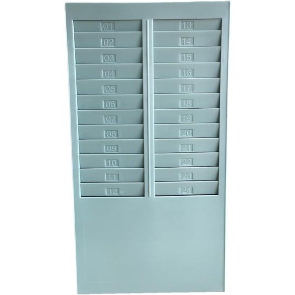 「大容量」24枚のカードが収納できるスロット付き。通常サイズのタイムカード（紙タイプ）を入れると、名前部分は重ならず見えやすい設計になっています。「取り付け簡単」本体背面には取り付け用の穴が付いています。ねじが同梱されているので、必要なのは...