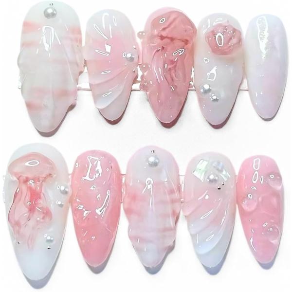 バリエーションコード : 2BJ05JFJHN海の世界を指先に映し出す、マーメイドモチーフの立体ネイルチップ。繊細に造形された貝殻やクラゲが幻想的な存在感を放ち、パールパーツが上品な輝きを添えます。根元は透け感のあるヌーディーカラーで肌に馴...