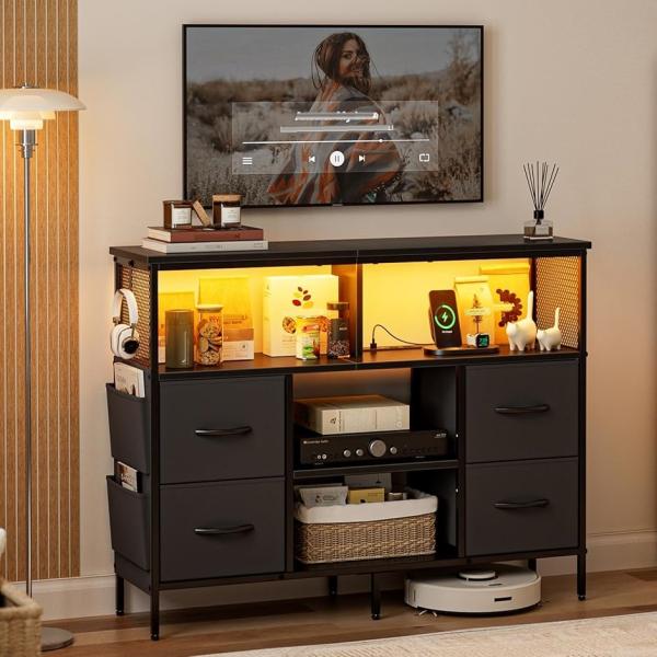 バリエーションコード : 2BUQ84VLD9「暮らしに馴染むシンプル設計」天板には高級感あふれる木目調仕上げを採用。不織布製の柔らかな質感の引き出しと、スリムなスチールフレームの組み合わせで、どんなインテリアにも自然に溶け込みます。和室に...