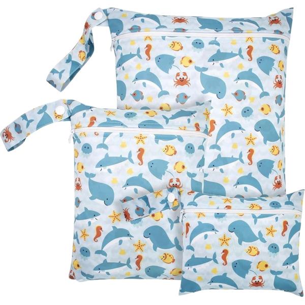 バリエーションコード : 2BU1F8G1JG「使いやすい3サイズセット」 本商品はS・M・Lの3サイズ入りで、用途に応じておむつ・着替え・濡れたタオルなどを使い分けて収納可能。スナップ付きで、ベビーカーやバッグに固定でき、外出時の持ち運び...