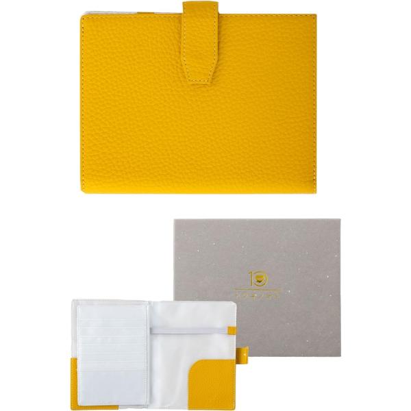 バリエーションコード : 2BU5OF4LUF本革仕様：上質な皮革を使用し、汚れや傷に強い実用的な仕様でシンプルで洗練された母子手帳ケース収納機能: 母子手帳やカード類を整理して収納できる多機能ポケット付き。お薬手帳にも重宝されます。使いや...