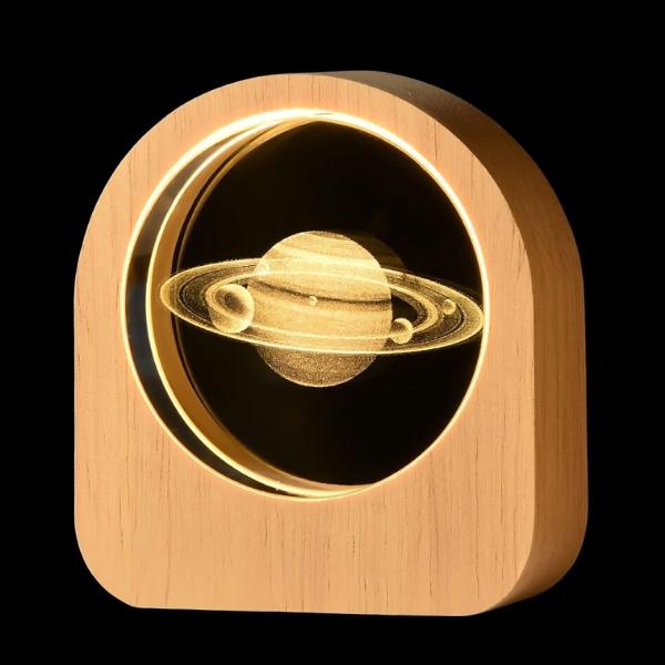 バリエーションコード : 2BU6I9HKT1美しく温かな光が印象的な、LEDテーブルランプ、ナイトライトです。透明で美しいクリスタルボールの内には、光線によって月や宇宙などの３Dデザインが浮かび上がります。木枠内のライトは温かく幻想的な電...