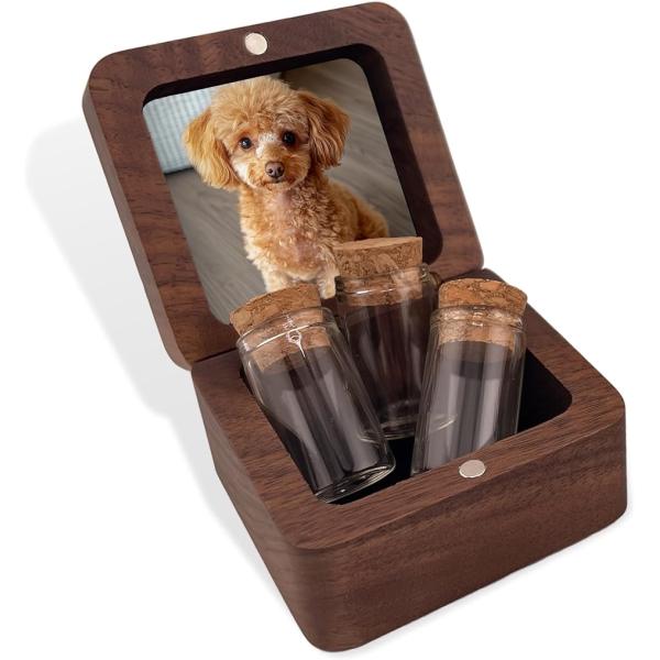 1. 大切な家族の記憶を、そっと包み込む3本の小瓶 本製品は、ペットの遺毛、爪、乳歯、そして少量の遺骨や遺灰まで、さまざまな思い出の品を3本のガラス瓶に分けて保管できるメモリアルボックスです。1本ずつ用途を分けることができるため、「遺毛＋乳...