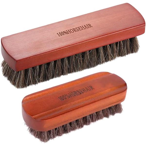 バリエーションコード : 2BUHF2WRLH「パッケージ」馬毛ブラシ大サイズ・小サイズの２個セットです。さまざまな革製品のお手入れ・仕上げにお使い頂ける、やわらかな天然馬毛ブラシです。「概要」天然の馬毛100％使用したハンディータイプの馬...