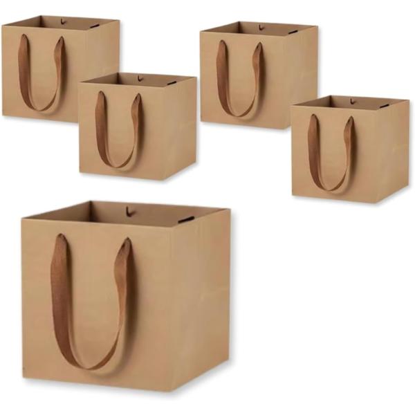 バリエーションコード : 2BUFXP5JQ6「安定感抜群な紙袋」正方形のマチが特徴のこの紙袋は、袋がきれいに開き、物を入れる際や取り出しがとてもスムーズです。収納時にも効率よくスペースを活用でき、重い物を入れても倒れにくく、安定感がありま...