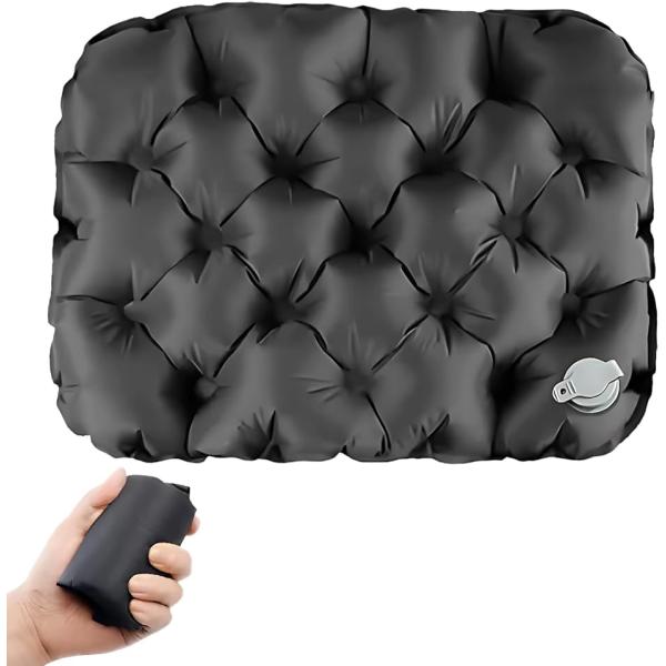 バリエーションコード : 2BUJ2CHKSD「超軽量＆超コンパクト」 このクッションはたったの約85g、収納すれば手のひらサイズに。持ち運びの負担がほとんどなく、リュックやバッグにすっと入ります。野外イベントや登山、旅行など、荷物をできる...