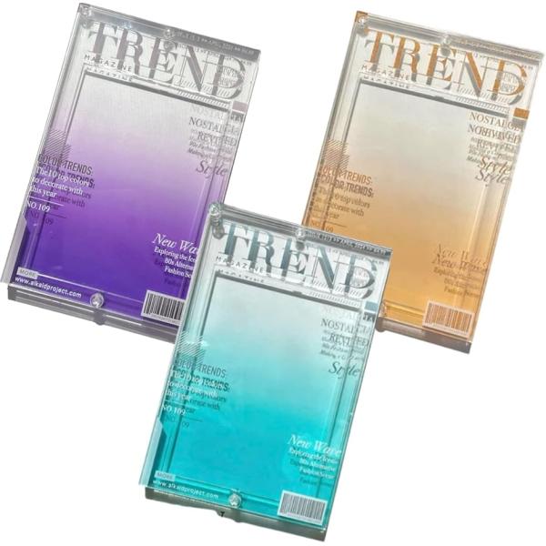 バリエーションコード : 2BUL9FK5K6「雑誌の表紙みたいに、推しをもっと特別な存在に」3層のアクリル構造で大切なトレカやチェキをしっかり守りながら、まるでファッション誌の表紙のような雑誌風デザインが推しを華やかに演出します。韓国風の...